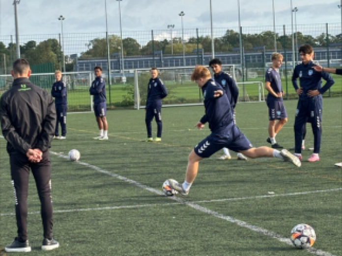 fodboldspiller i gang med et skud