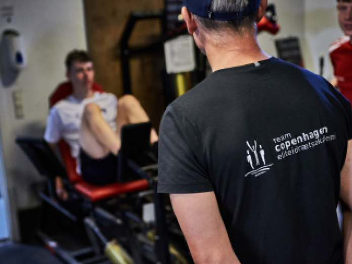 træner og styrketræning i baggrund