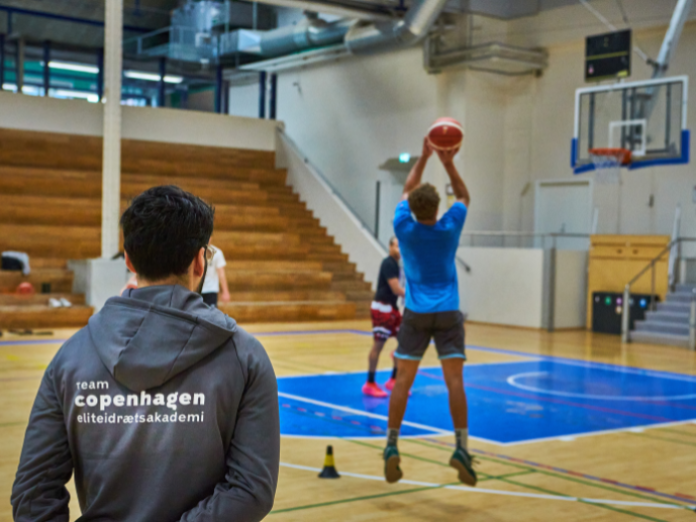 træner og basketspiller