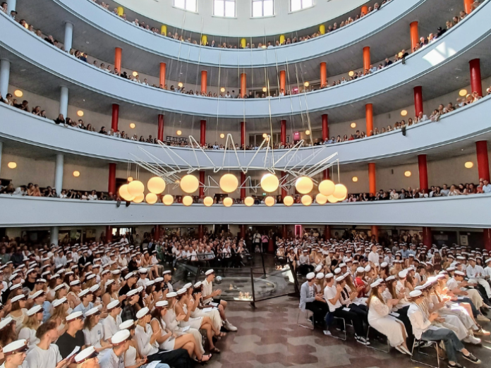 salen i gefion gymnasium med studenter